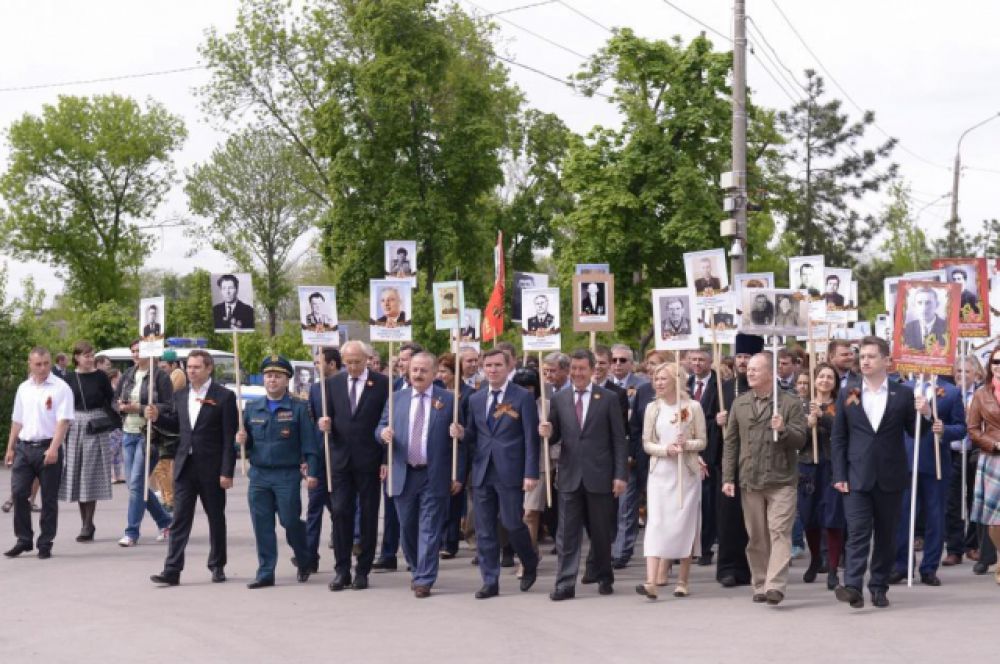 Они прошли колонной от студенческого парка к площади Гагарина и пронесли транспаранты с портретами своих родственников, участвовавших в Великой Отечественной войне.
