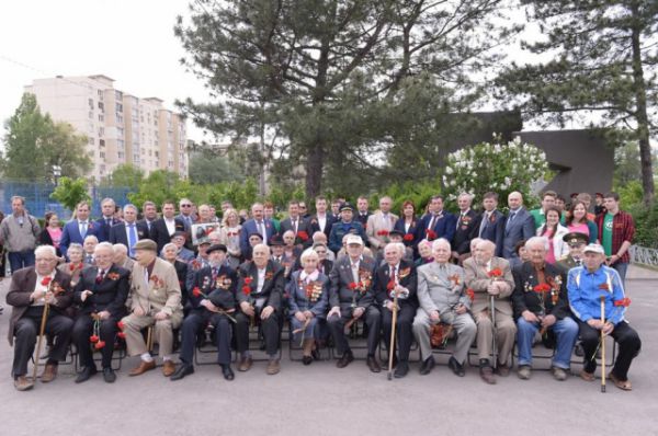 На торжественной церемонии открытия акции присутствовали ветераны и труженики тыла.