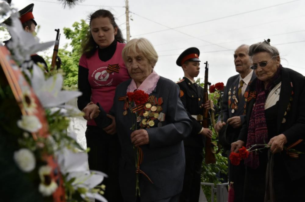 Мероприятие началось с возложения цветов к памятнику студентам, преподавателям и сотрудникам РИСХМа, погибшим в годы Великой Отечественной войны. 