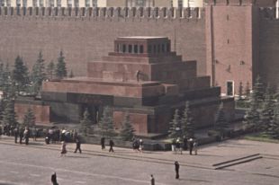 «Пирамида» у Кремля была двухместной – с 1953 по 1961 год. На фото – Мавзолей Ленина и Сталина в 1957 году.