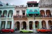 Обычные кубинцы могли наблюдать за происходящим из-за ограждений или с балконов своих домов.