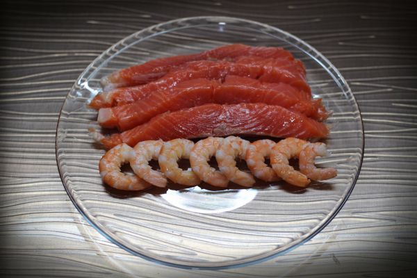 Рыбу режем на бруски в 0,5 см, вареные креветки чистим.