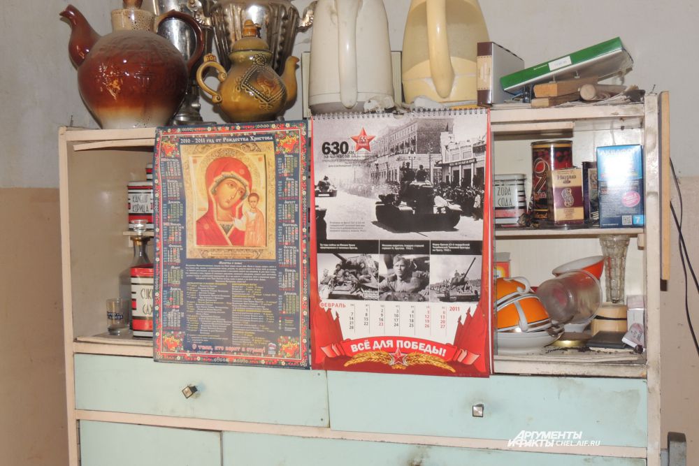 Ветеран обедает на своей небольшой кухне. Продукты приносят родственники: от помощи соцработника Корнейчук отказался сам, много лет назад.