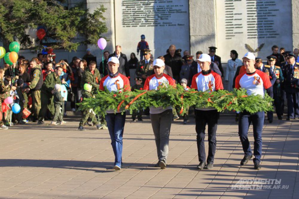 Сначала собравшиеся возложили цыету к семориалу Вечный огонь.