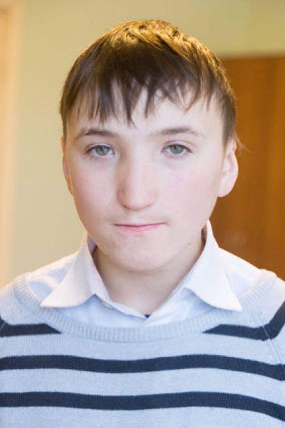 Михаил, 17 лет. Михаил подвижный, сильный, выносливый и очень любознательный. Участвует во всех школьных и классных мероприятиях. Миша – жизнерадостный. По характеру ласковый, отзывчивый, общительный. Дружит со сверстниками и с мальчиками старше его по возрасту. С детьми и взрослыми не конфликтует, открытый, уступчивый. Со взрослыми вежлив. Активен в трудовых делах.