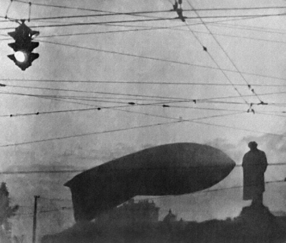Аэростат воздушного заграждения у памятника А.С. Пушкину. Москва, 1941 год