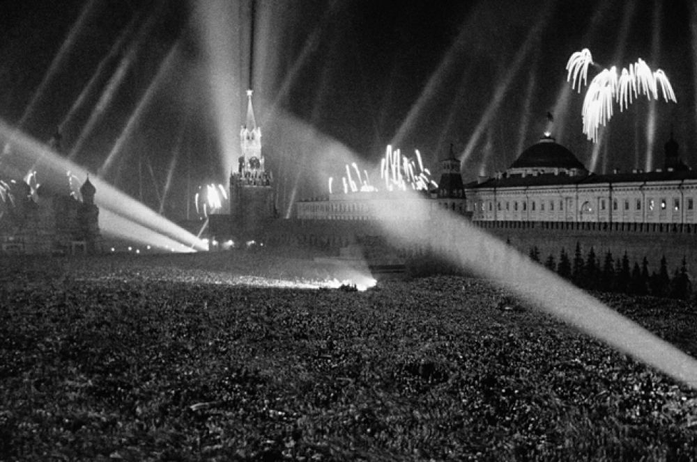 Салют Победы на Красной площади в Москве 9 мая 1945 года