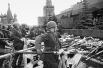 Парад Победы на Красной площади в Москве 24 июня 1945 года. Знамёна поверженных фашистских армий падают к стенам Кремля.