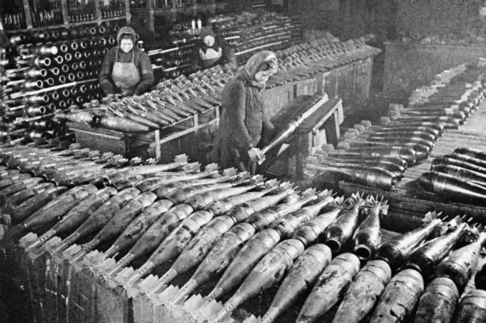 Работницы московского завода готовят снаряды к отправке на фронт. 1942 год