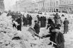 Жители блокадного Ленинграда на уборке улиц от снега.  1942 год