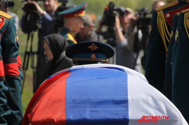 Флаг России, покрывавший гроб Героя, был передан родителям Александра Прохоренко.
