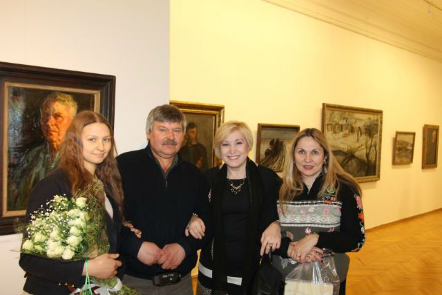 Николай (второй слева) и Татьяна (крайняя справа) Пластовы в галерее Аркадия Пластова в Ульяновске.