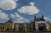 Истребители-бомбардировщики Су-34 и многоцелевые истребители Су-27 и МиГ-29 пролетают над Красной площадью в Москве на генеральной репетиции военного парада, посвященного 71-й годовщине Победы в Великой Отечественной войне.