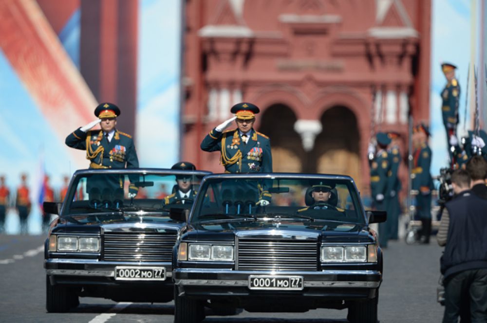 Министр обороны РФ, генерал армии Сергей Шойгу (в центре) на генеральной репетиции военного парада, посвященного 71-й годовщине Победы в Великой Отечественной войне, на Красной площади в Москве.
