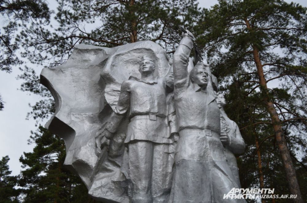 Монумент 9 мая. Он расположился в Сосновом бору на «Аллее трёх дивизий» в 1985 году. Здесь в начале войны формировалась Кузбасско-Псковская Краснознаменная стрелковая дивизия. Героев войны скульптор А. Хмелевской представляет в романтическом ореоле: всё ещё молодыми людьми.