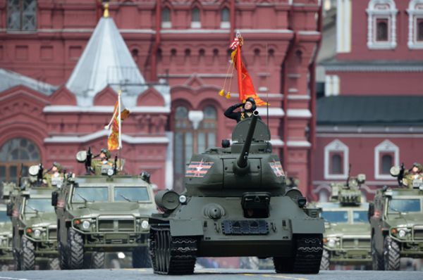 Танк Т-34-85 (на первом плане) на генеральной репетиции военного парада, посвященного 71-й годовщине Победы в Великой Отечественной войне, на Красной площади в Москве.