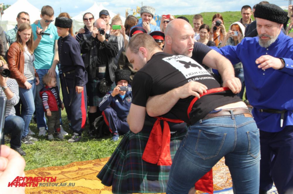 Главное событие дня: борьба на поясах. 22-летний Антон Винников из Воронежа дважды уложил на лопатки шотландца.