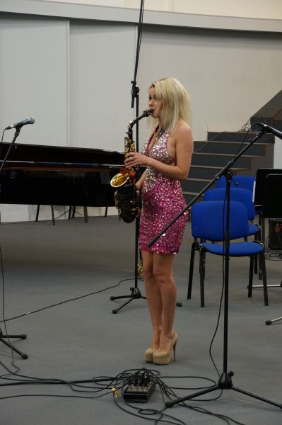 Елена Данник порадовала гостей музыкального марафона игрой на саксофоне.