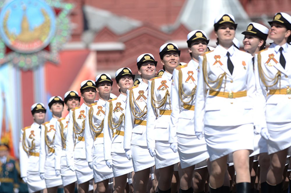 Впервые в ходе парада Победы по Красной площади прошли женщины-военнослужащие из Военного университета Минобороны РФ и Вольского военного института материального обеспечения (филиала) Военной академии имени генерала армии А. В. Хрулёва.