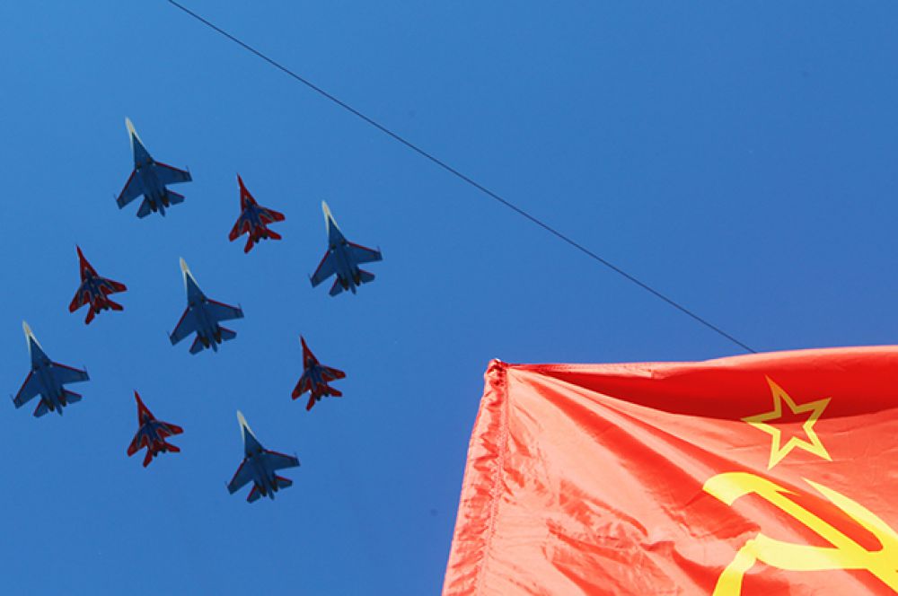 Многоцелевые истребители Су-27 пилотажной группы «Русские Витязи» и МиГ-29 пилотажной группы «Стрижи».