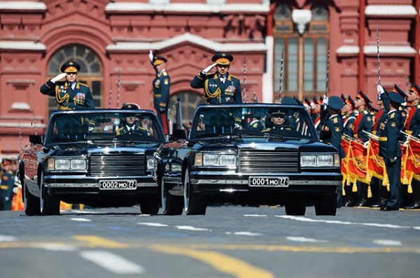 Главнокомандующий сухопутными войсками министерства обороны РФ генерал-полковник Олег Салюков и министр обороны РФ, генерал армии Сергей Шойгу (слева направо) на параде Победы в Москве.