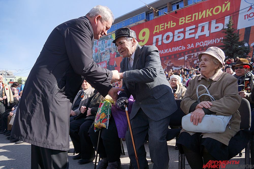 На почетных местах в первых рядах разместились главные герои праздника - ветераны Великой Отечественной войны и их родные.