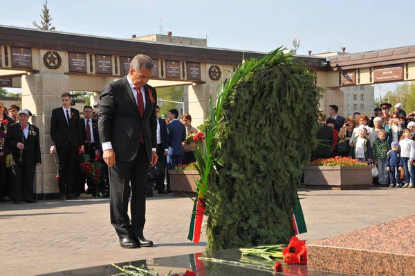 Президент РТ у Вечного огня в Парке Победы. 