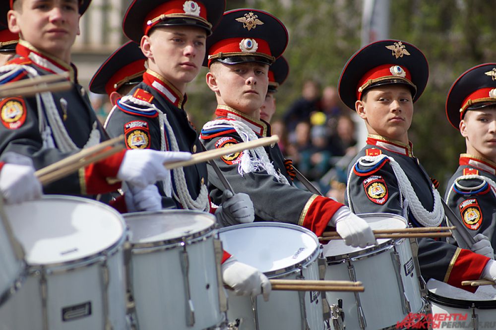 Впервые в военном параде Пермского гарнизона приняли участие воспитанники Пермского суворовского военного училища.