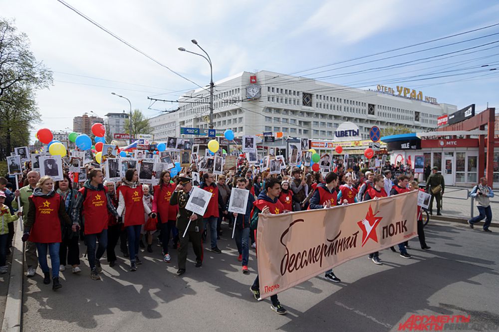 Колонна прошлась через площадь, затем свернула налево до Театра-Театра.