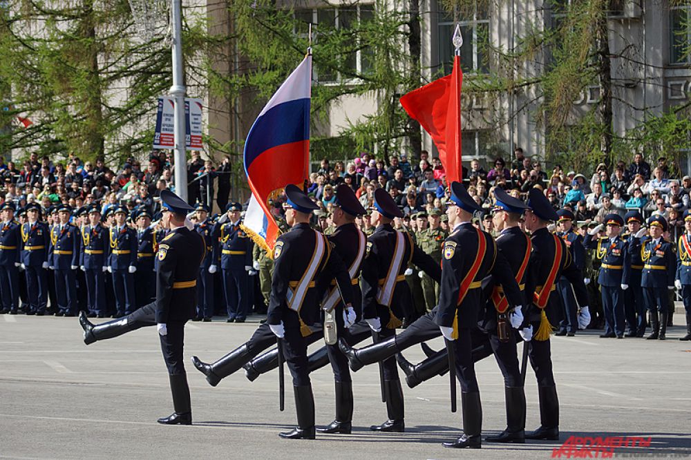 Парад войск начался с выноса флага России и Знамени Победы.