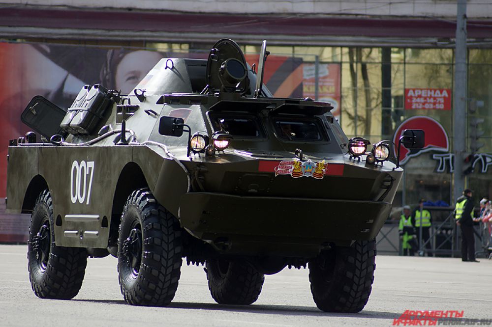 В конце по площади проехались новейшие российские образцы тяжёлой техники.
