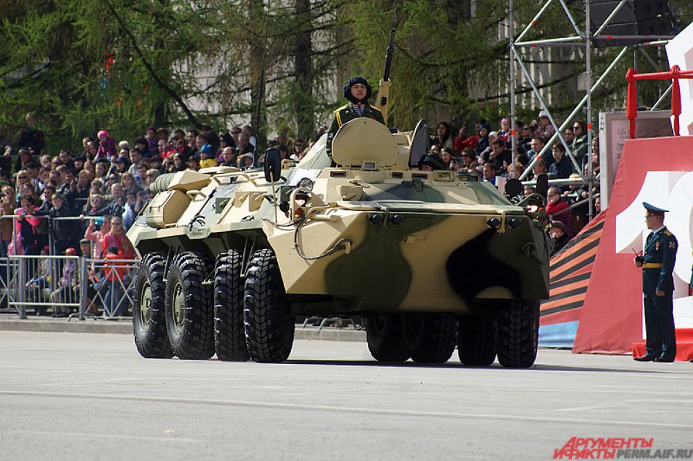 «Дефиле» БТР-80 под музыку.