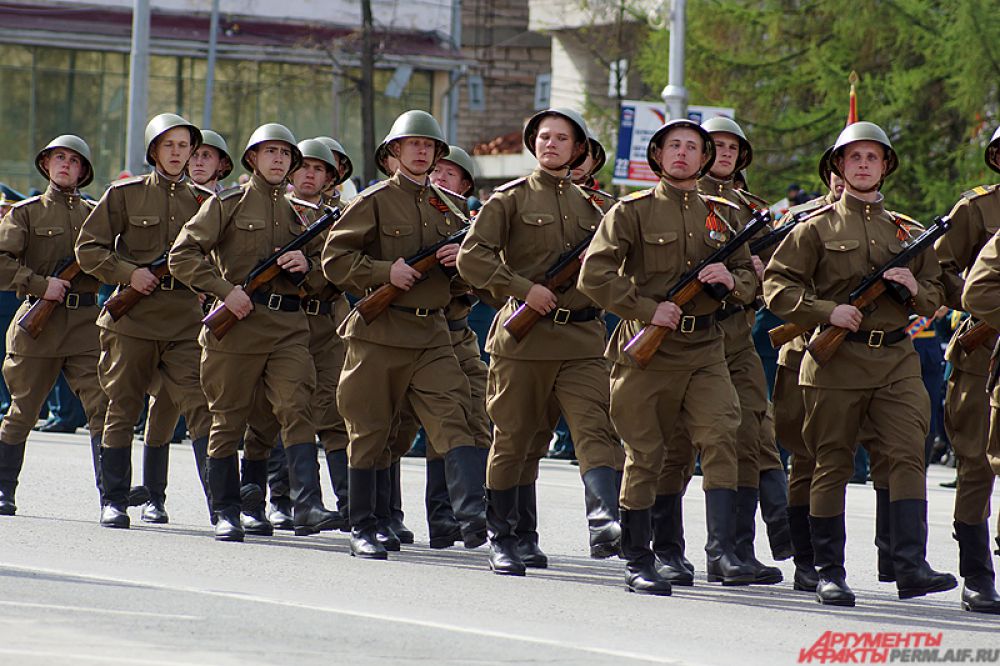 Часть солдат прошлась перед зрителями в военной форме тех лет.