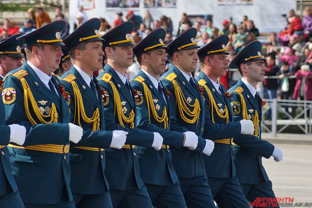 Командование парадом осуществлял начальник Пермского суворовского военного училища генерал-майор Виктор Батмазов.