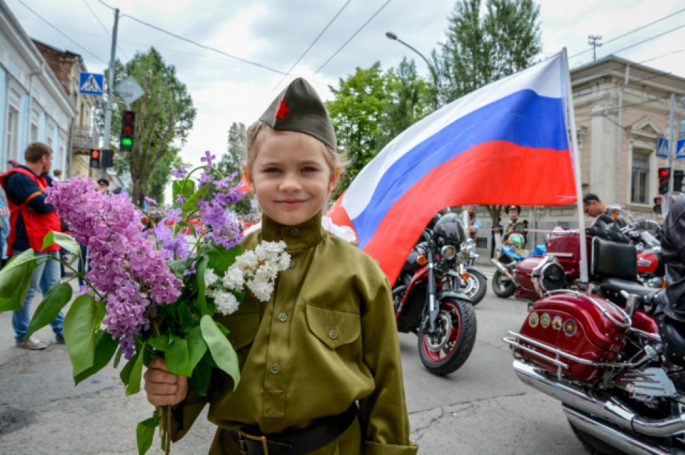 По дороге к акции присоединились ростовские байкеры, на мотоциклах которых были фотографии фронтовиков.