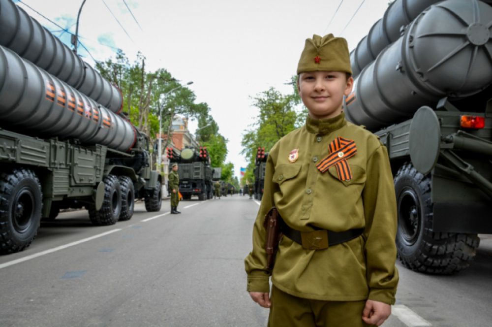 Впервые в составе механизированной колонны в Ростове были представлены бронеавтомобили повышенной проходимости «Рысь».