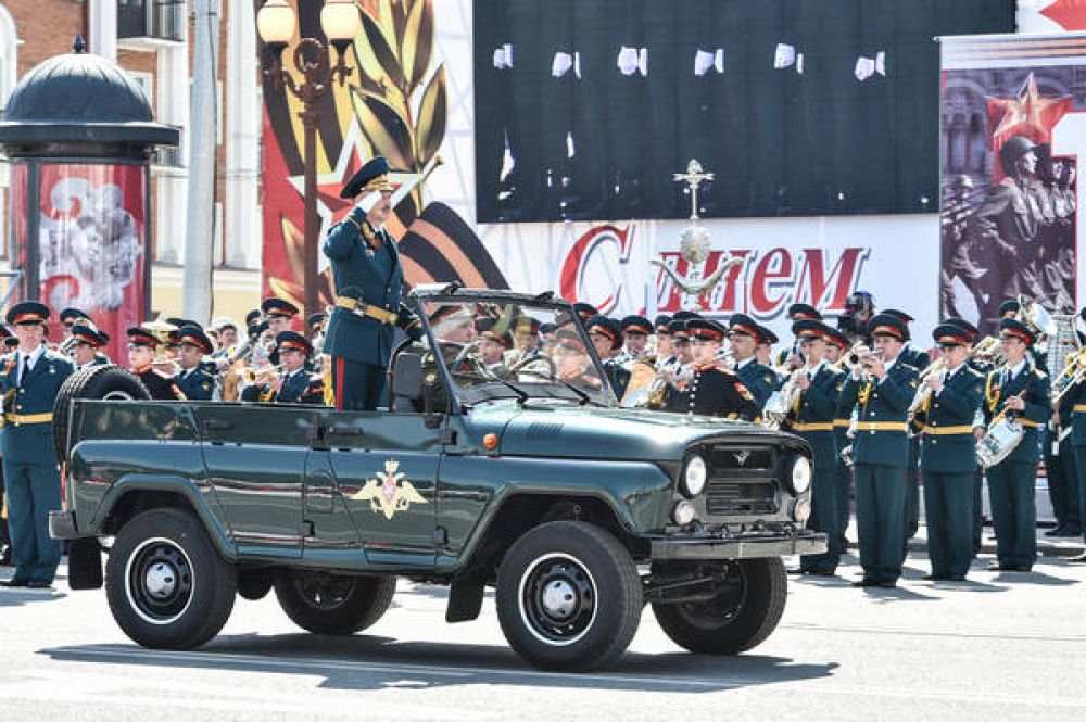 В параде участвовали войска Казанского гарнизона и Казанского танкового училища.