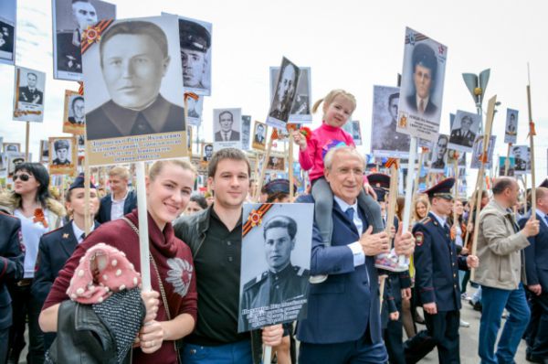 Возглавляли колонну студенты ростовских вузов, которые пронесли портреты более 140 Героев Советского Союза и полных кавалеров Ордена Славы. 