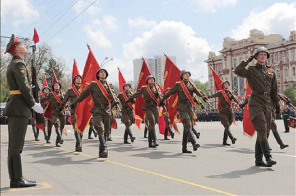 Затем состоялся парад войск Ростовского-на-Дону гарнизона.