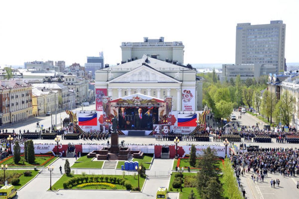 После возложения цветов в Парке Победы президент переместился на Площадь Свободы. 