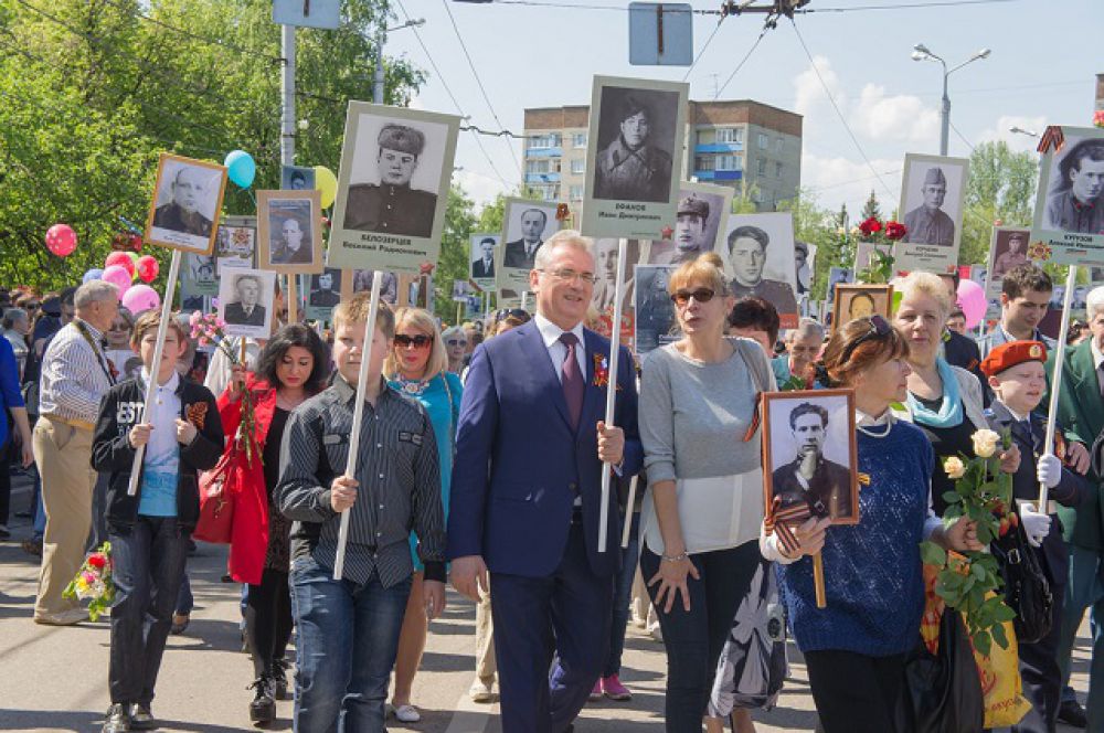 Губернатор Иван Белозерцев в строю Бессмертного полка.
