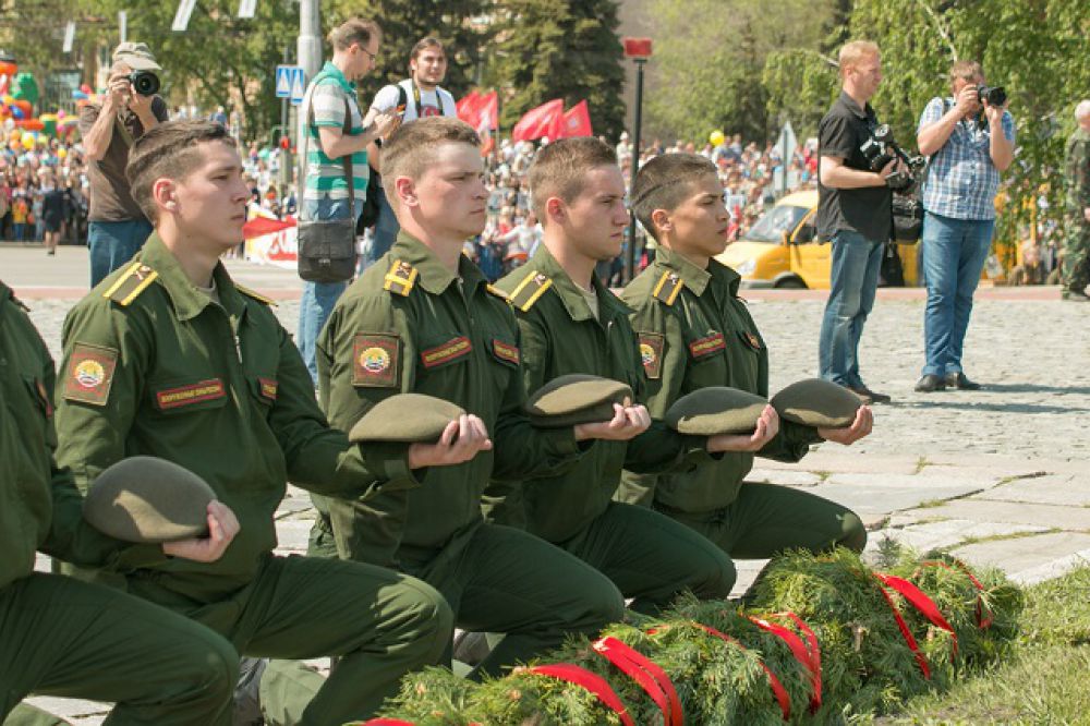 Поклонимся и мертвым, и живым.