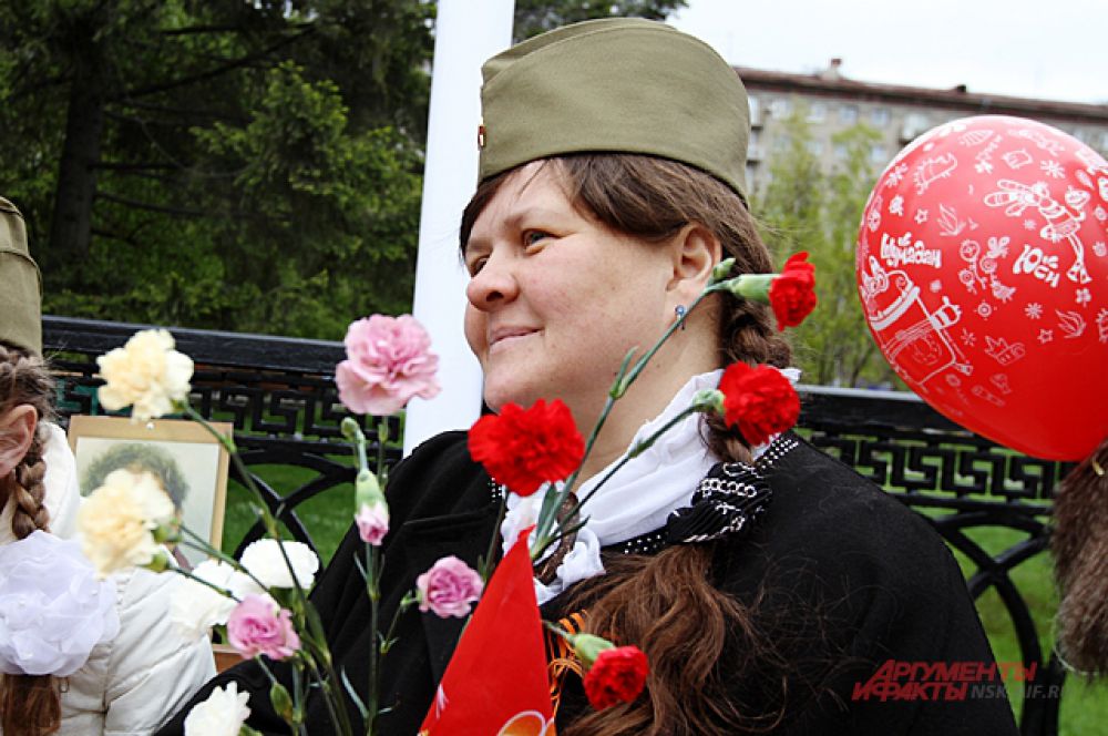 Многие принесли цветы ветеранам и труженикам тыла, которые пришли на гуляния.