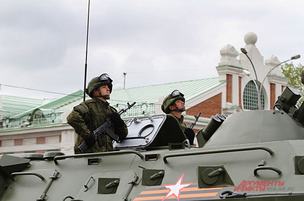 По площади Ленина прошли ракетные комплексы С-400 «Триумф».