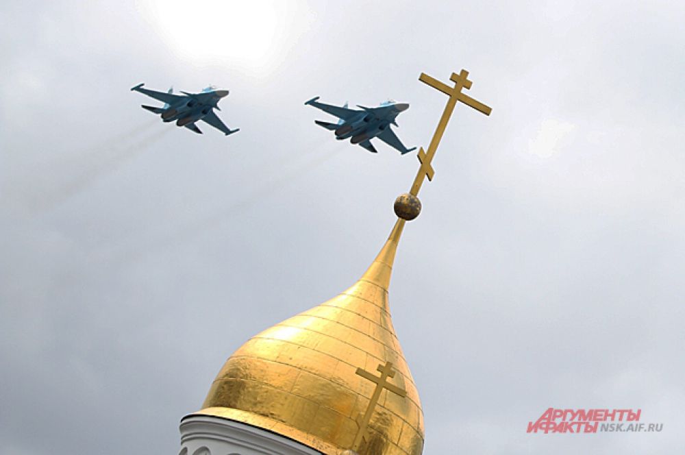 Впервые в параде участвовали два истребителя-перехватчика МиГ-31.