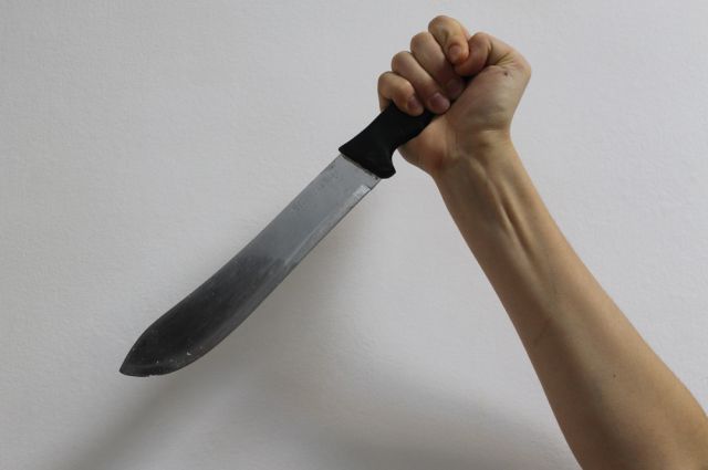 Грабители угрожали женщине и подростку ножом. 