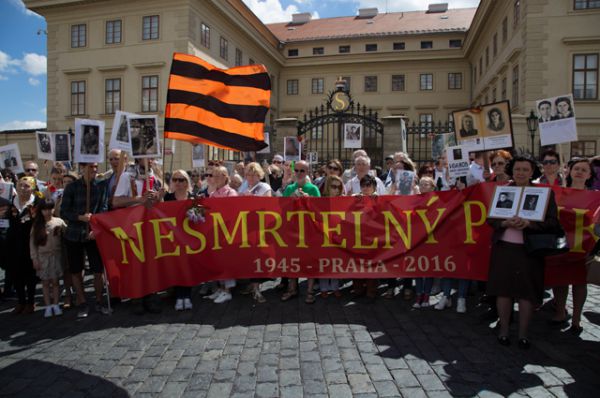 «Бессмертный полк» в Праге.