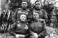 Александр Дмитриевич Пидченко (слева вверху) с боевыми товарищами. 