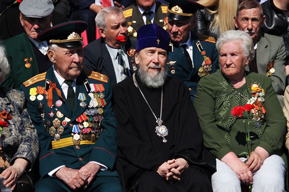 Ветераны и митрополит.