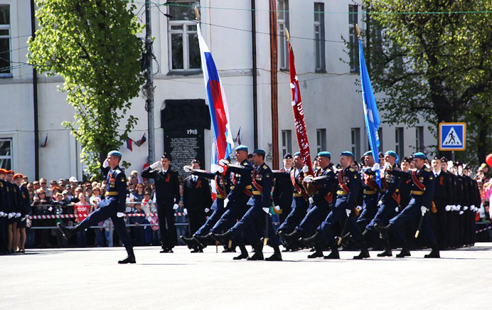 На площадь вносятся знамёна России и региона.